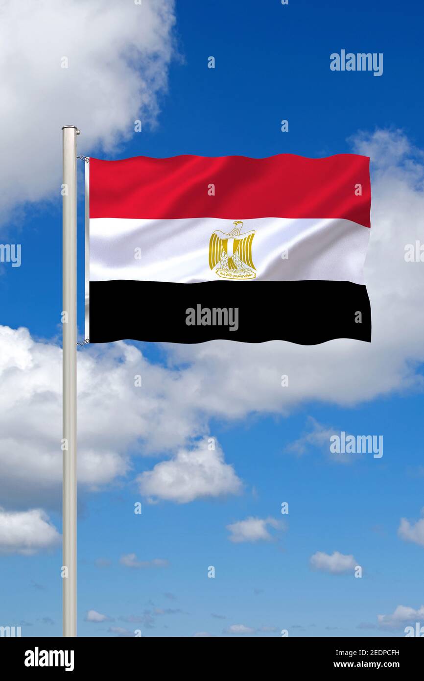 Bandiera dell'Egitto contro il cielo blu nuvoloso, Egitto Foto Stock