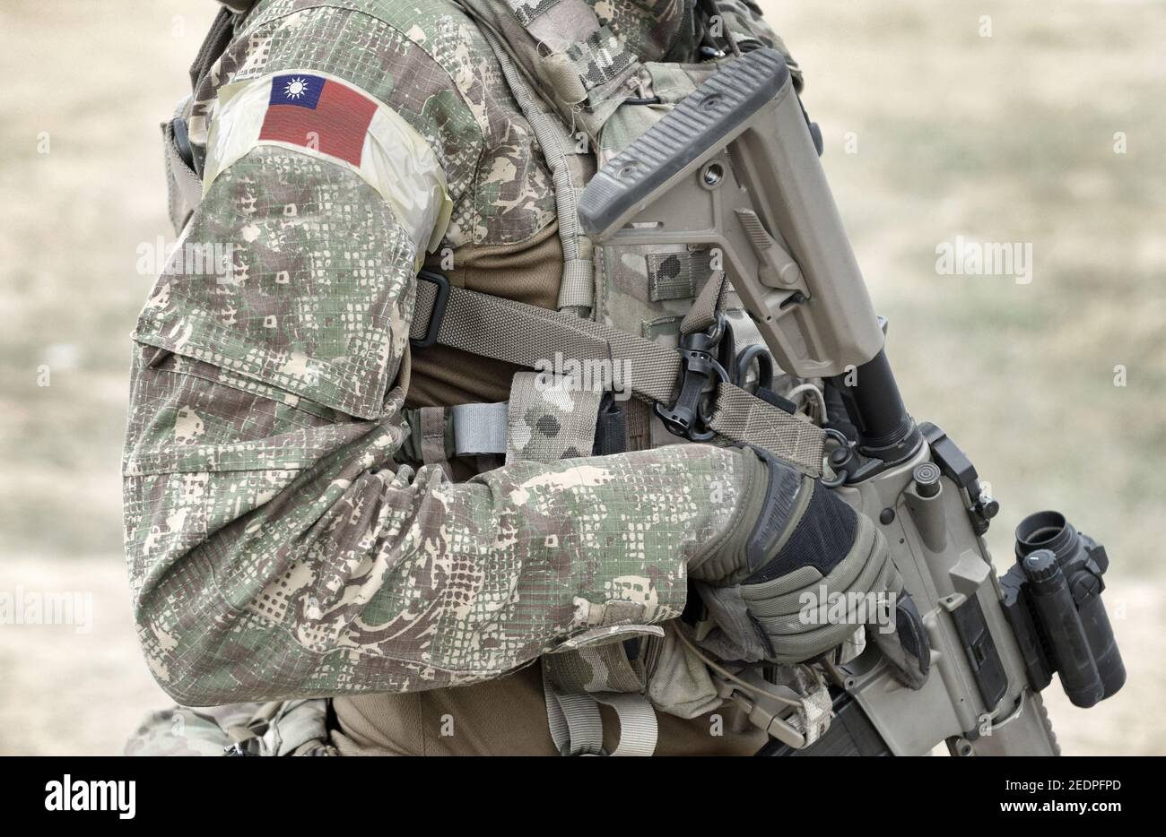Soldato con fucile d'assalto e bandiera di Taiwan su uniforme militare. Collage. Foto Stock
