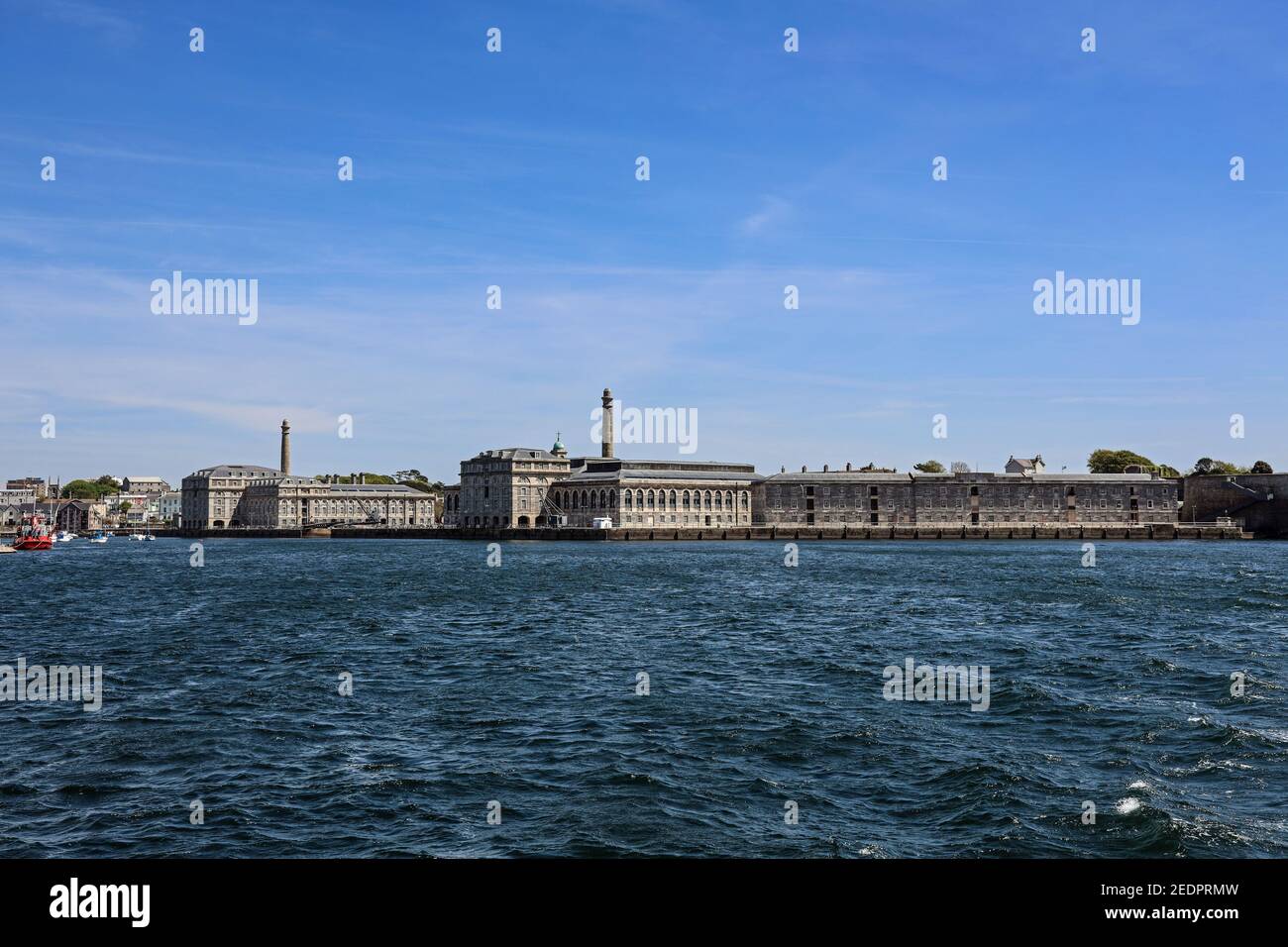 Il Royal William Yard a Stonehouse Plymouth visto da incrociatore fluviale sul Hamoaze. Foto Stock