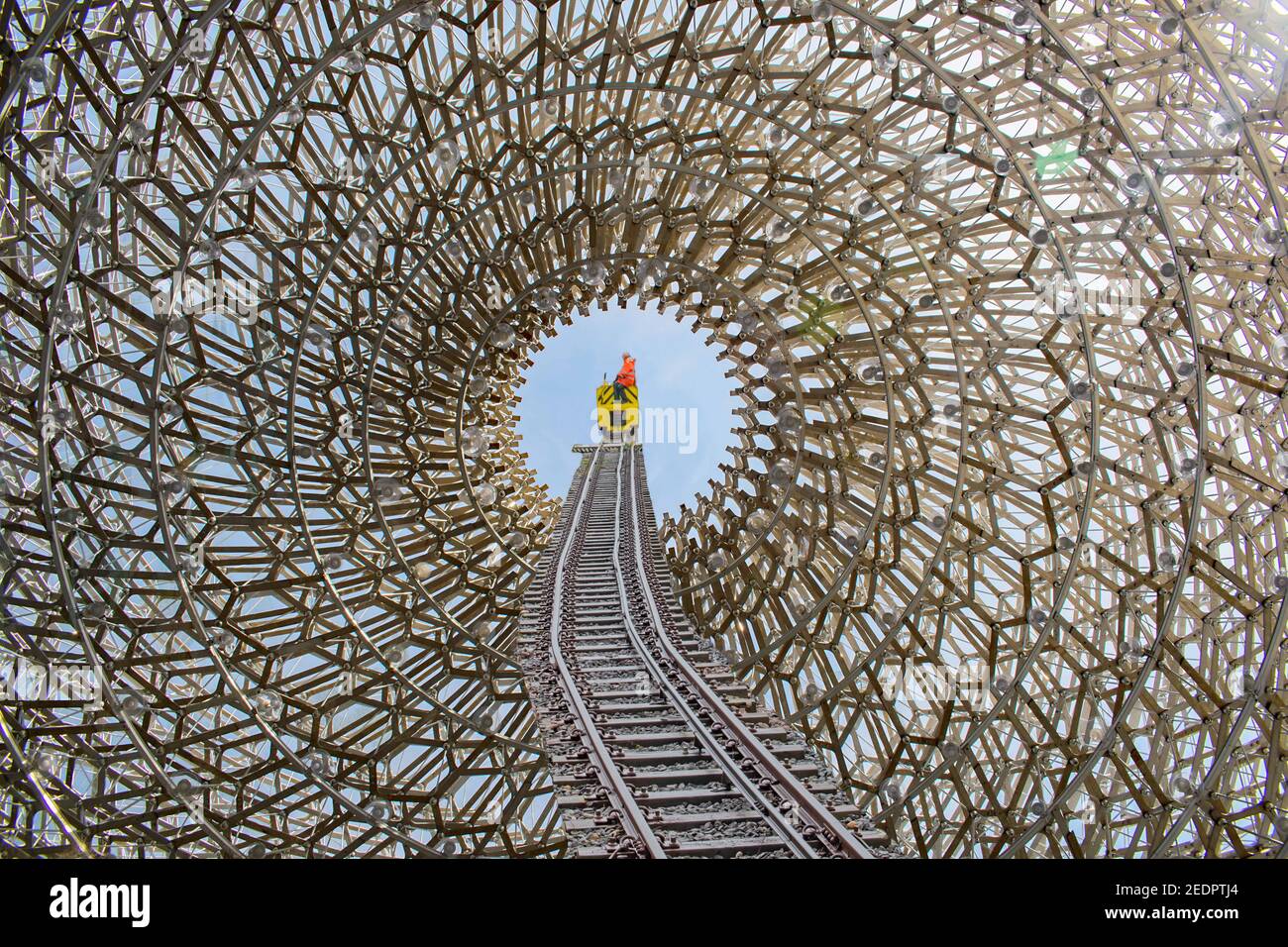 Un'immagine fantasy di un treno all'occhio nel costrutto di metallo del cielo Foto Stock