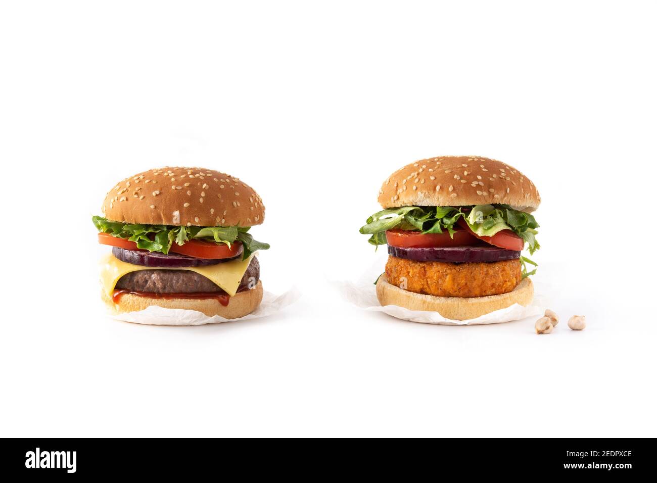 Hamburger di manzo e hamburger di ceci isolati su sfondo bianco Foto Stock