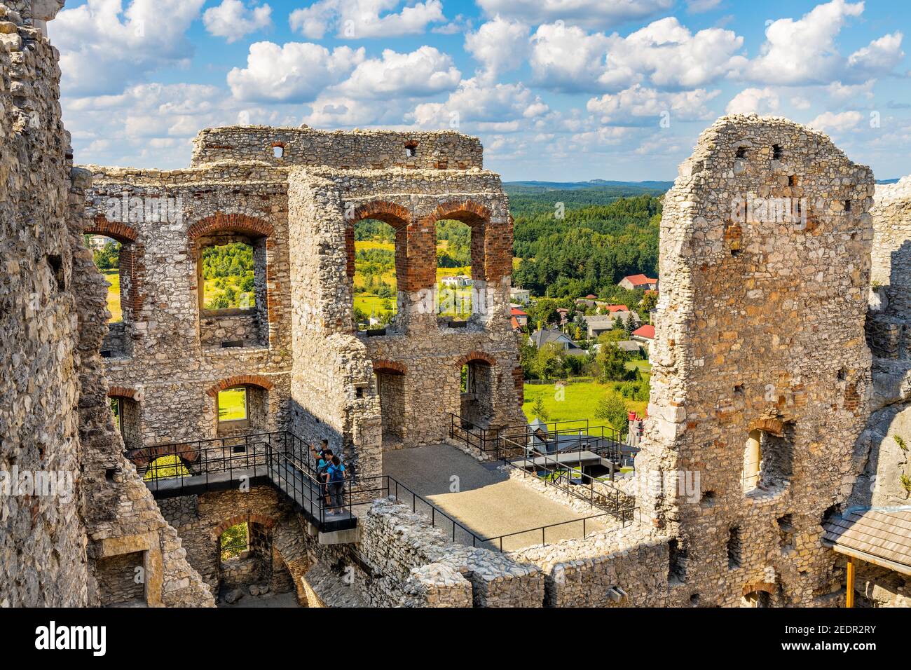 Podzamcze, Polonia - 25 agosto 2020: Mura di difesa e torri del castello medievale di Ogrodzieniec, parte del Sentiero dei nidi delle Aquile in Slesia Foto Stock