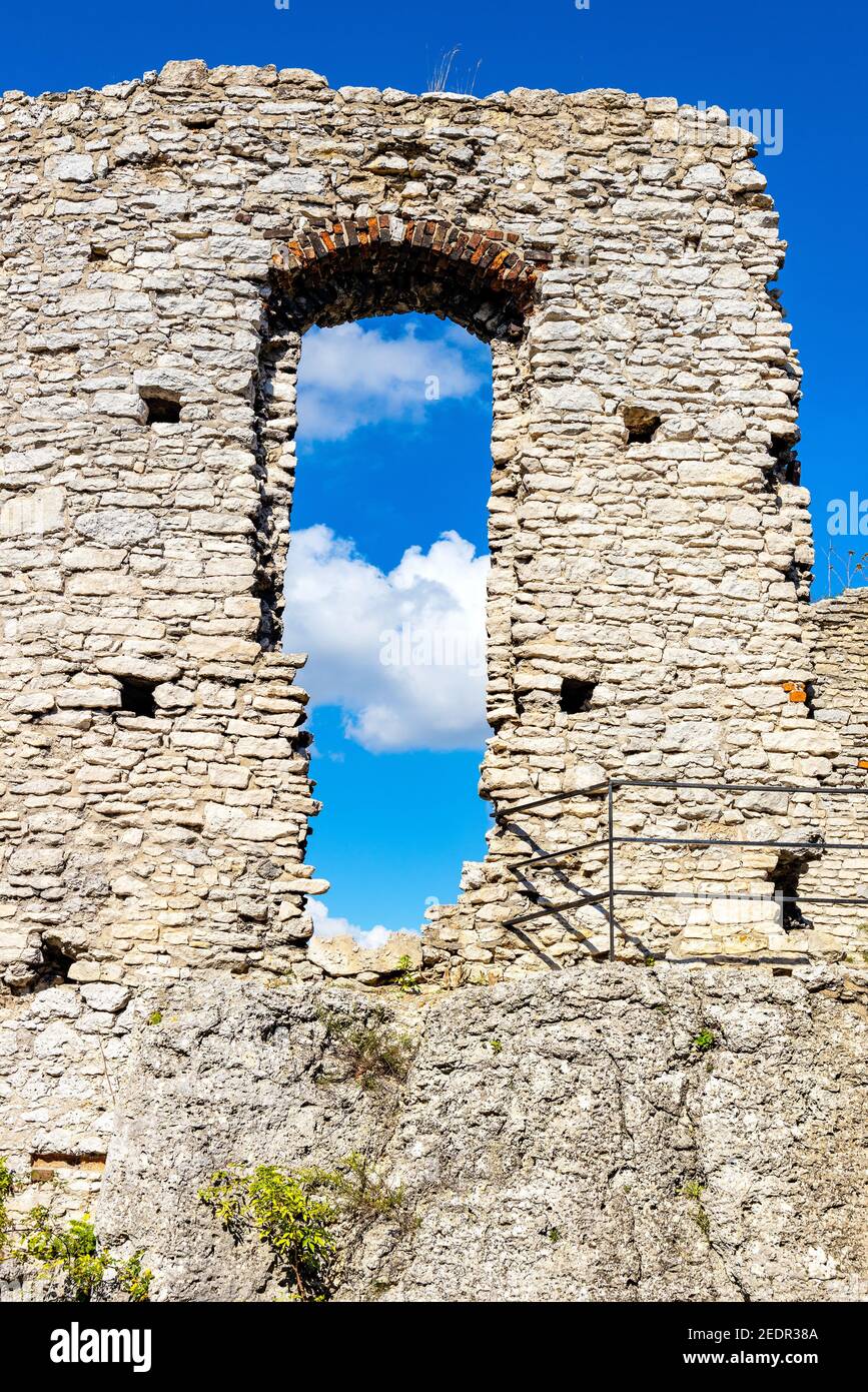 Podzamcze, Polonia - 25 agosto 2020: Dettagli delle mura di difesa del castello medievale di Ogrodzieniec, parte del sentiero dei nidi delle aquile in Slesia Foto Stock