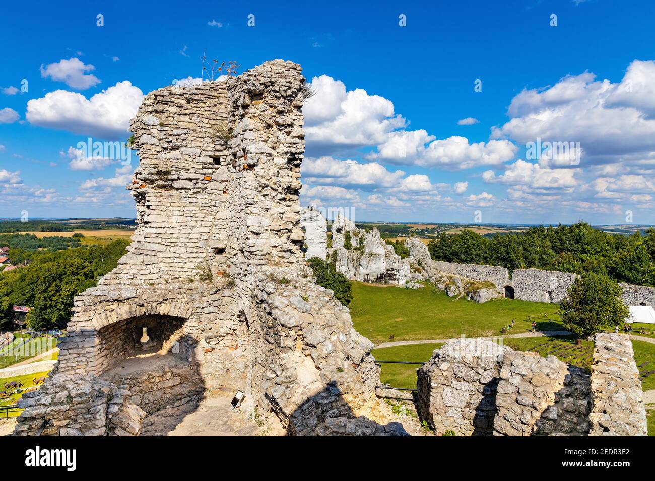 Podzamcze, Polonia - 25 agosto 2020: Dettagli delle mura di difesa del castello medievale di Ogrodzieniec, parte del sentiero dei nidi delle aquile in Slesia Foto Stock