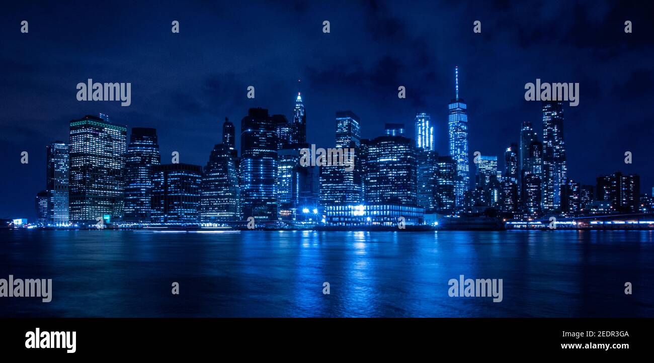 Skyline di Manhattan di notte con processo diverso dal fiume est Foto Stock