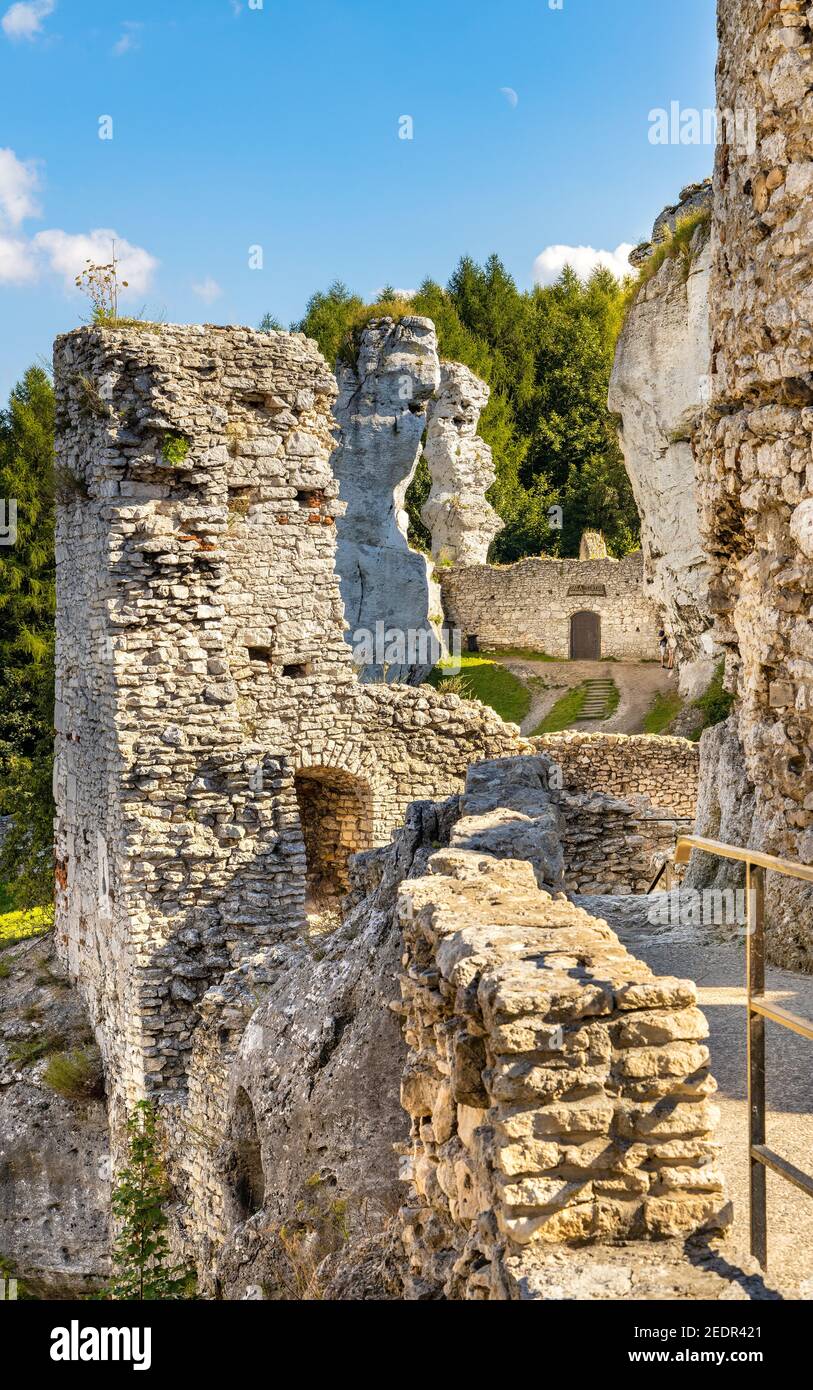 Podzamcze, Polonia - 25 agosto 2020: Dettagli delle mura di difesa del castello medievale di Ogrodzieniec, parte del sentiero dei nidi delle aquile in Slesia Foto Stock
