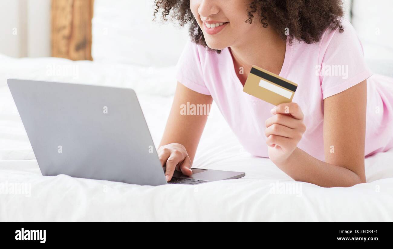 Vendita del Black friday e shopping domestico moderno durante la chiusura del covid-19 Foto Stock