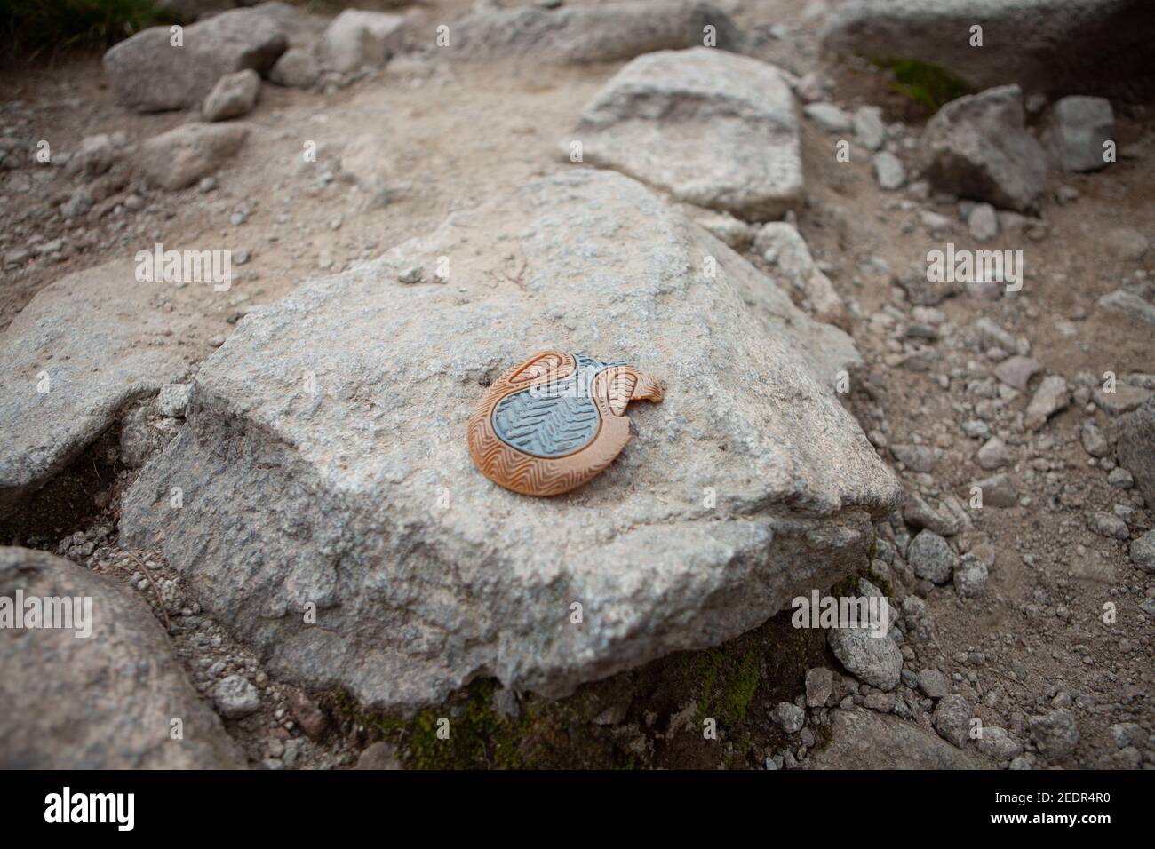 Un frammento della scarpa di un turista di montagna. Simbolico -piedi trekking scarpe trekking escursioni. Suola per scarpe sul sentiero di montagna. Foto Stock