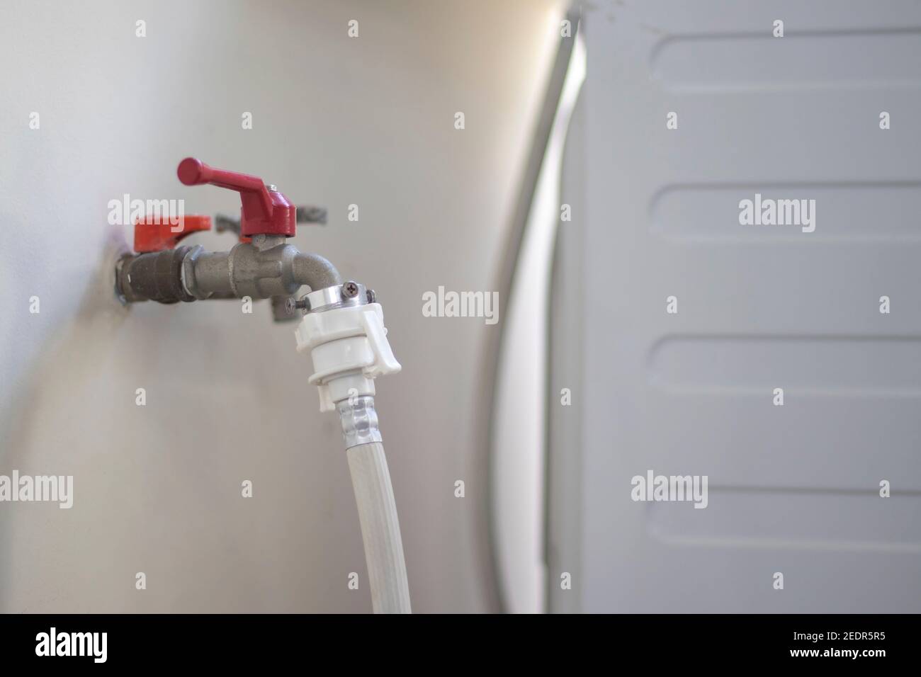 Set di raccordi per tubi dell'acqua per lavatrice. Foto Stock