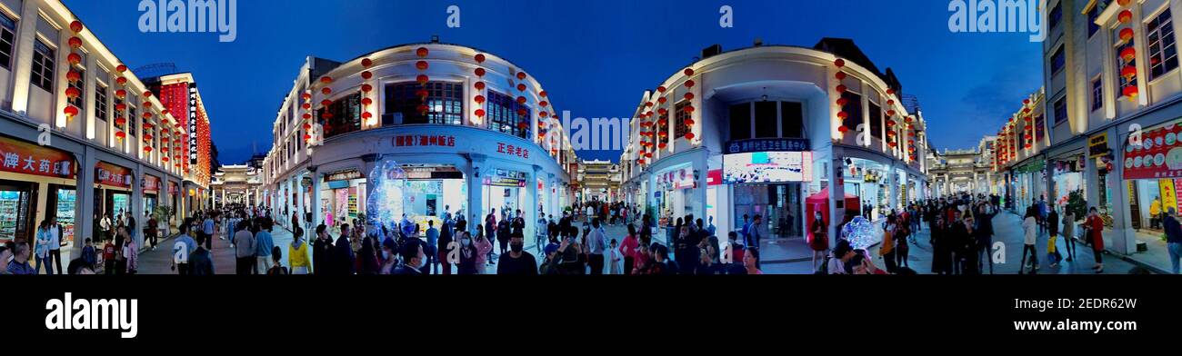 Chaozhou. 13 Feb 2021. Foto panoramica scattata con il cellulare il 13 febbraio 2021 mostra le persone che visitano la città di Chaozhou a Chaozhou, provincia di Guangdong, nella Cina meridionale. Credit: Liu Dawei/Xinhua/Alamy Live News Foto Stock