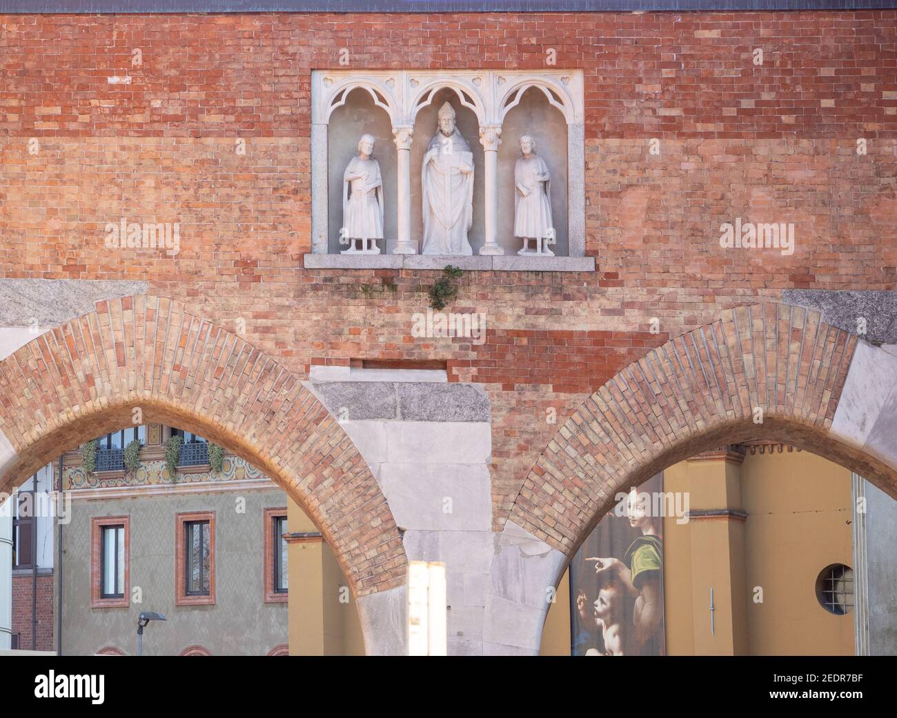 Pusterla di Sant'Ambrogio, porta sulla pianta medievale delle mura cittadine, eretta nel 1939 a imitazione dell'antica che fu distrutta.Milano, essa Foto Stock