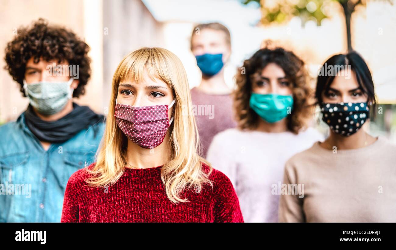 Folla urbana di cittadini preoccupati che camminano sulla strada della città coperta By face mask - nuovo concetto urbano normale con le persone in stato di ansia alienata Foto Stock