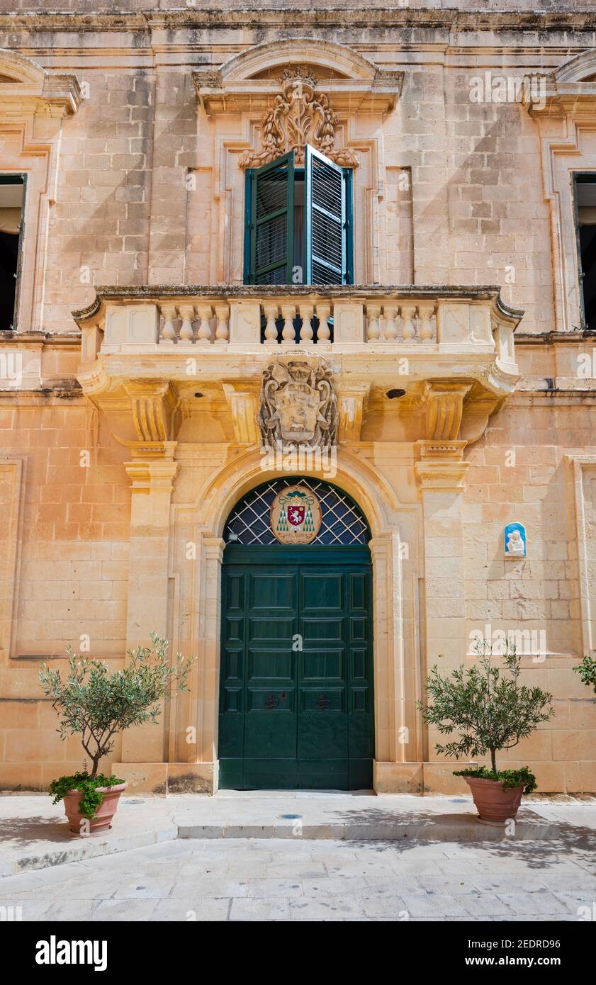 Facciata casa maltese con porta verde a Mdina Malta Foto Stock