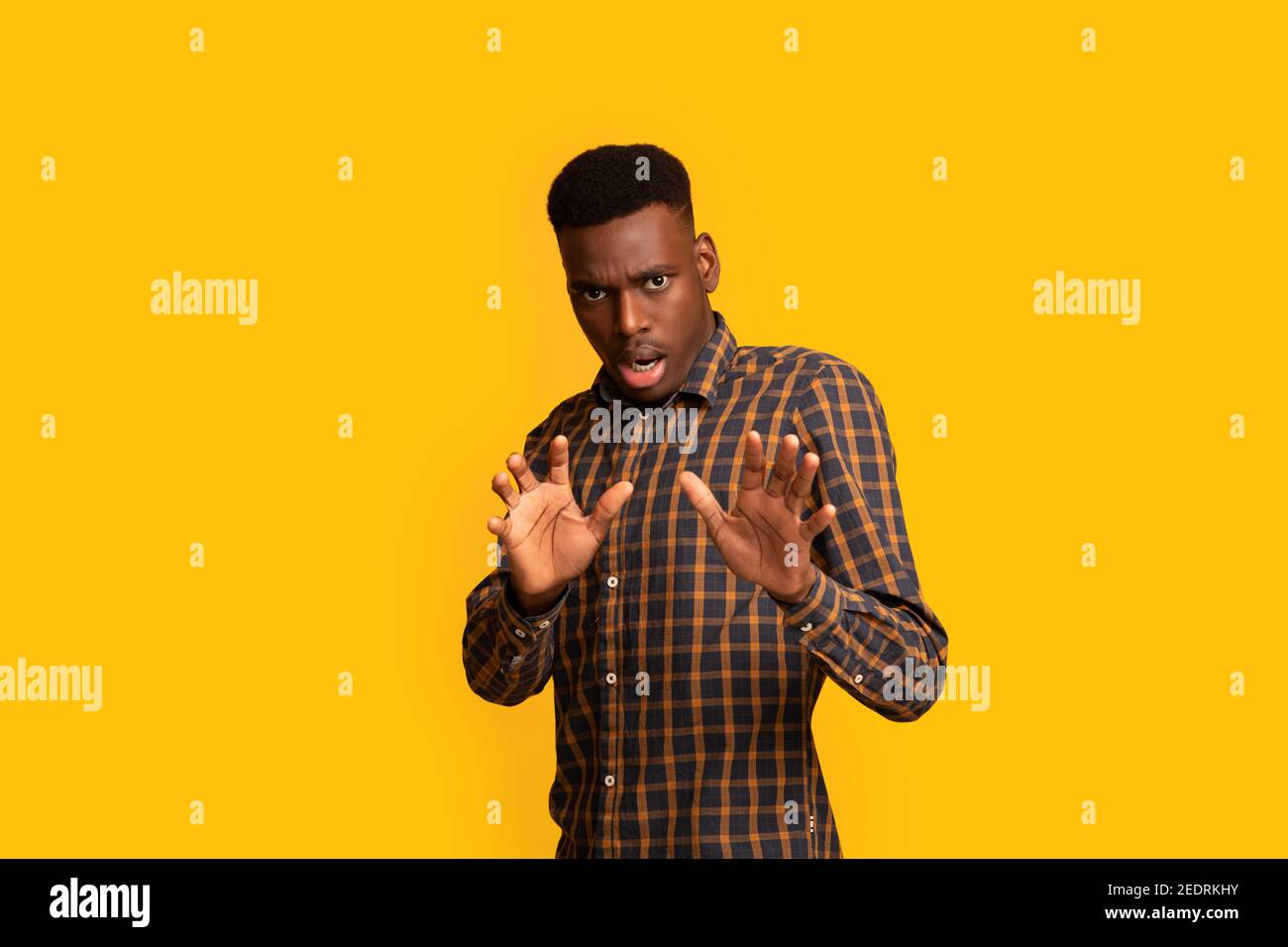 OH No. Guy afro-americano disgustato mostrando rifiuto Gesture con le mani Foto Stock