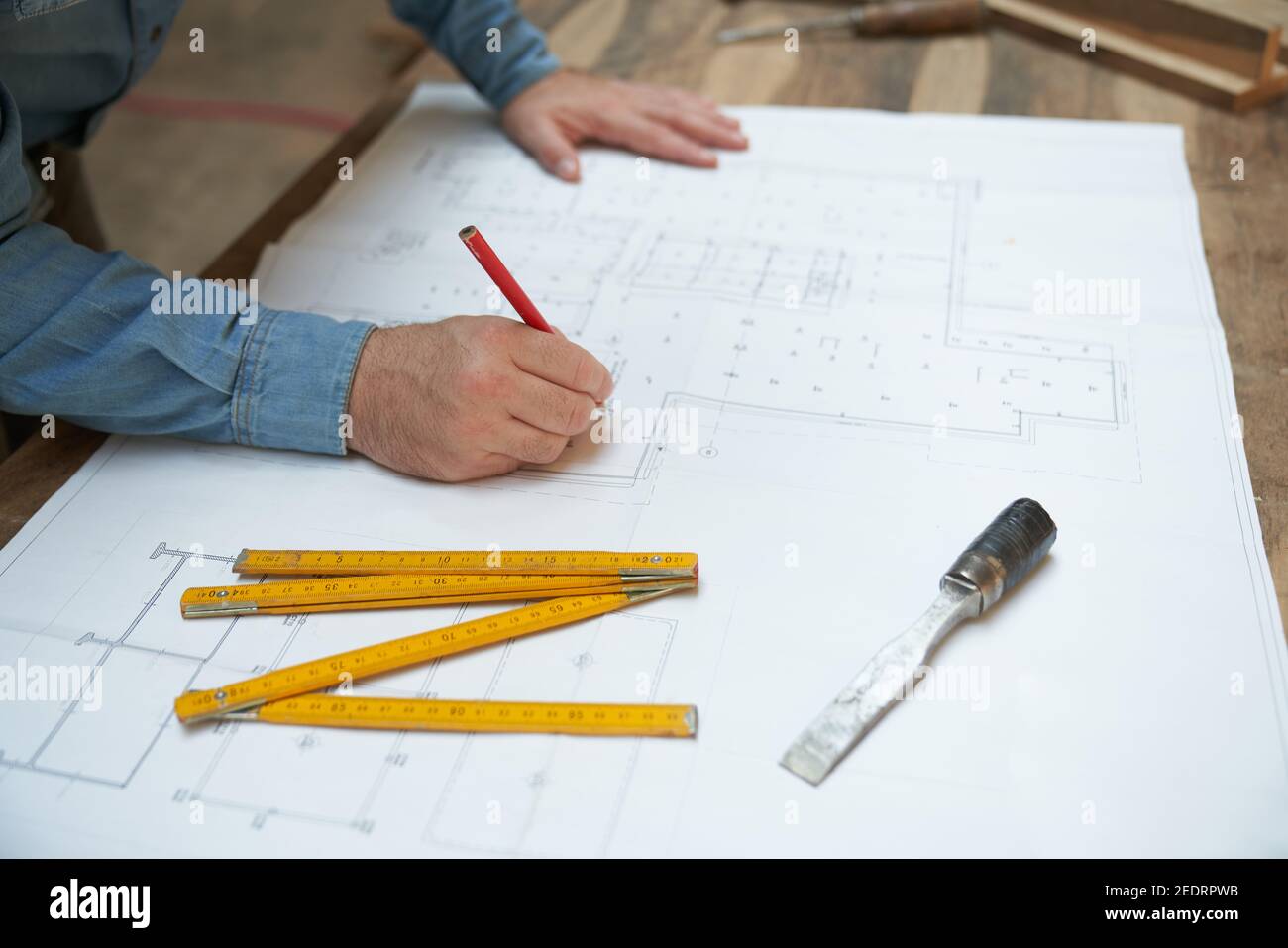 Architetto o artigiano disegna una pianta di costruzione o una casa piano Foto Stock