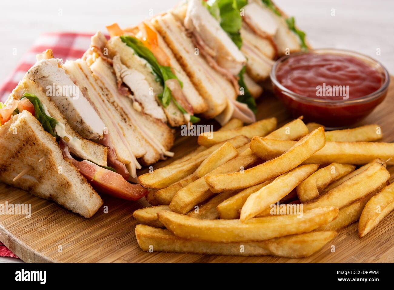 Club sandwich e patatine fritte isolate su sfondo bianco Foto Stock