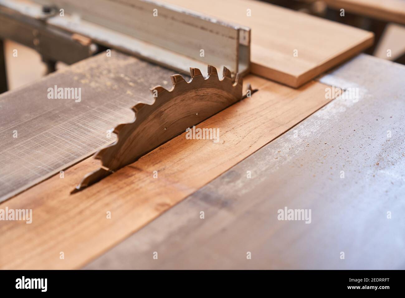 Sega circolare su un banco di lavoro nell'officina di a. falegnameria o falegnameria Foto Stock