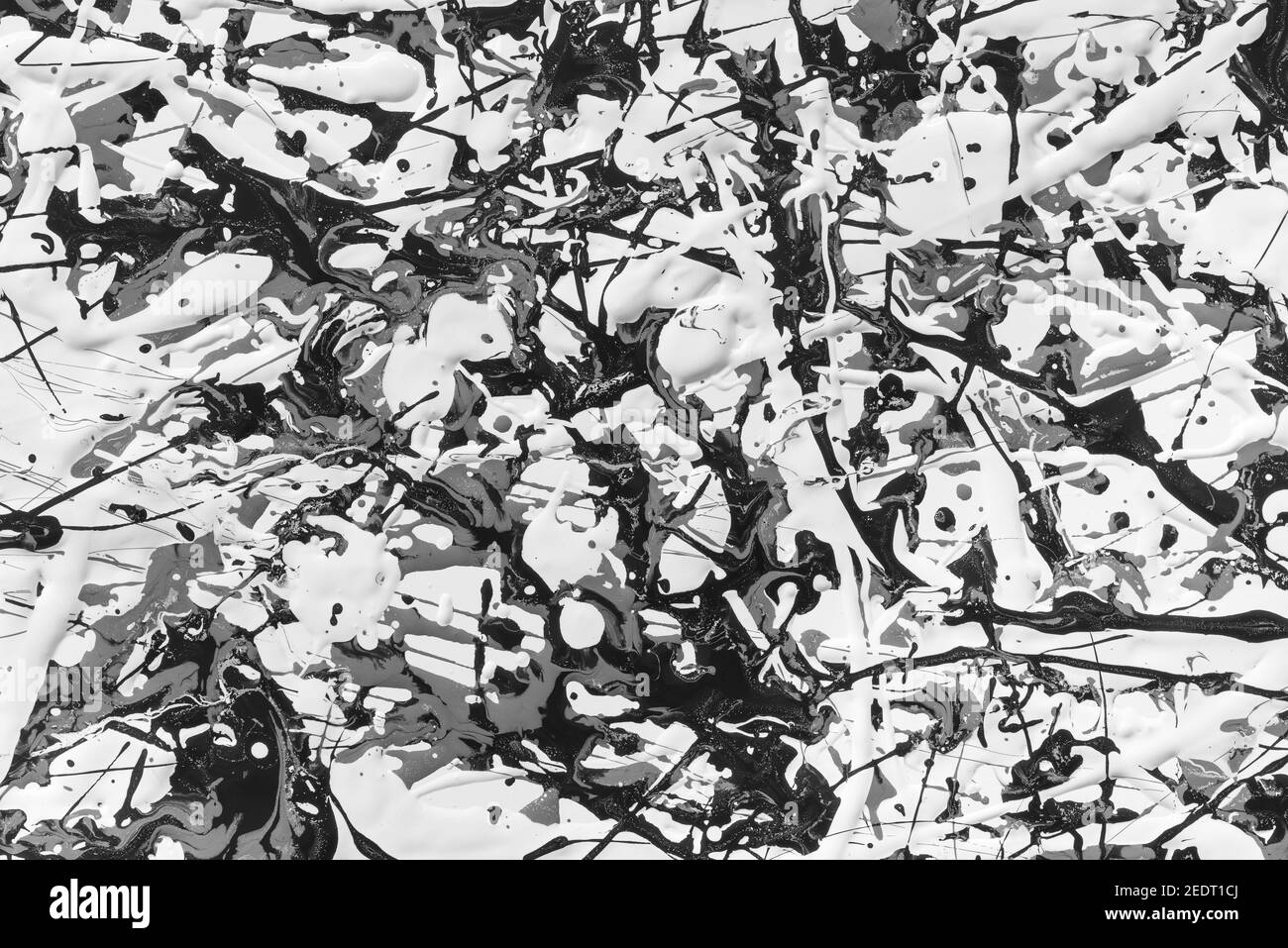 Vernici a base di olio e acqua immiscibili che non si mescolano Insieme utilizzato in un dipinto stile Jackson Pollock per presentare interazione e repulsione Foto Stock