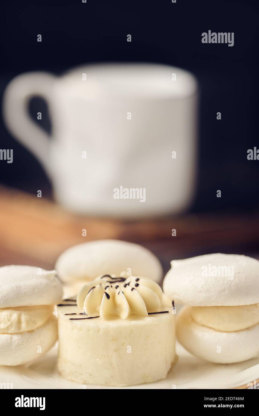 Torte al souffle e meringhe, primo piano, profondità di nitidezza ridotta Foto Stock