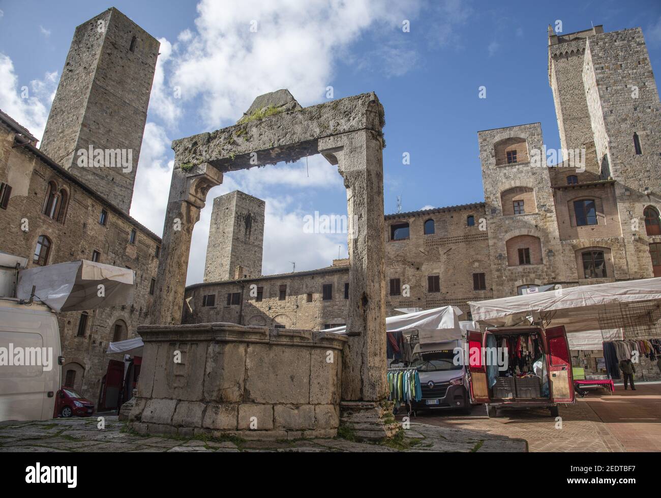 San Gimignano: il pozzo e le torri in Piazza della cisterna Foto Stock