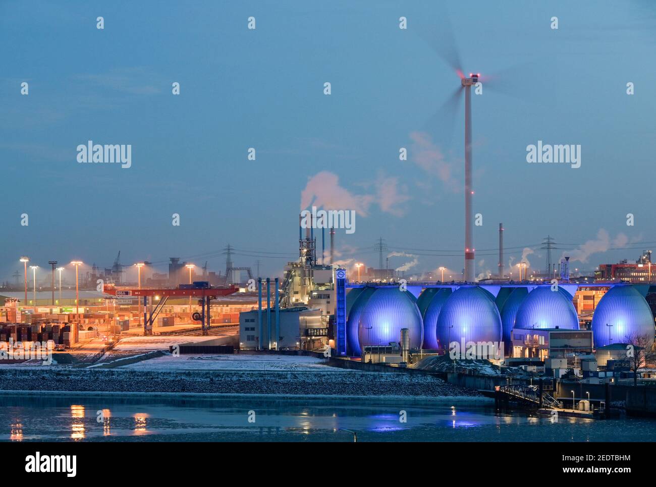 GERMANIA Amburgo, impianto di trattamento delle acque reflue della società di Amburgo acque di processo fognature e fanghi a biogas per l'approvvigionamento di rete pubblica di gas, impianti di biogas, serbatoi di fermentazione e turbina eolica Nordex Foto Stock