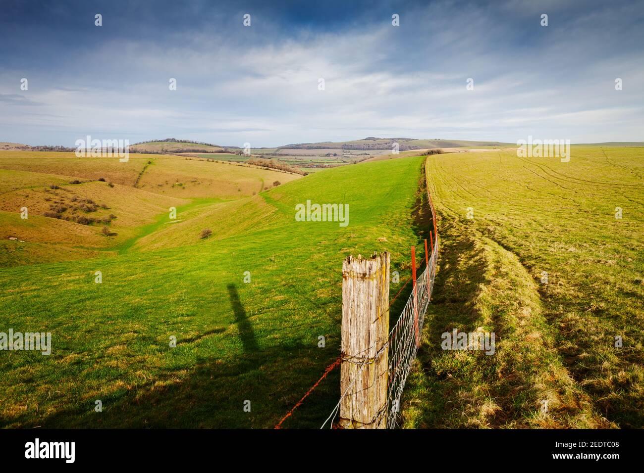 Ondulate colline, sentieri e confini a Mere Downs in un giorno tempestoso, Wiltshire, Regno Unito Foto Stock