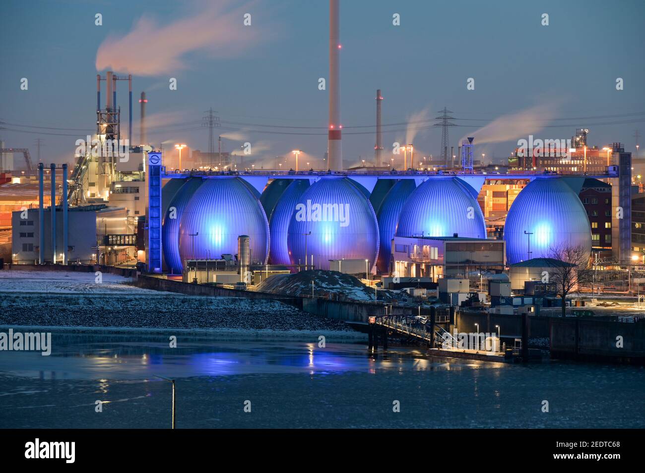 GERMANIA Amburgo, impianto di trattamento delle acque reflue della società di Amburgo acque di processo fognature e fanghi a biogas per l'approvvigionamento di rete pubblica di gas, impianti di biogas, serbatoi di fermentazione e turbina eolica Nordex Foto Stock