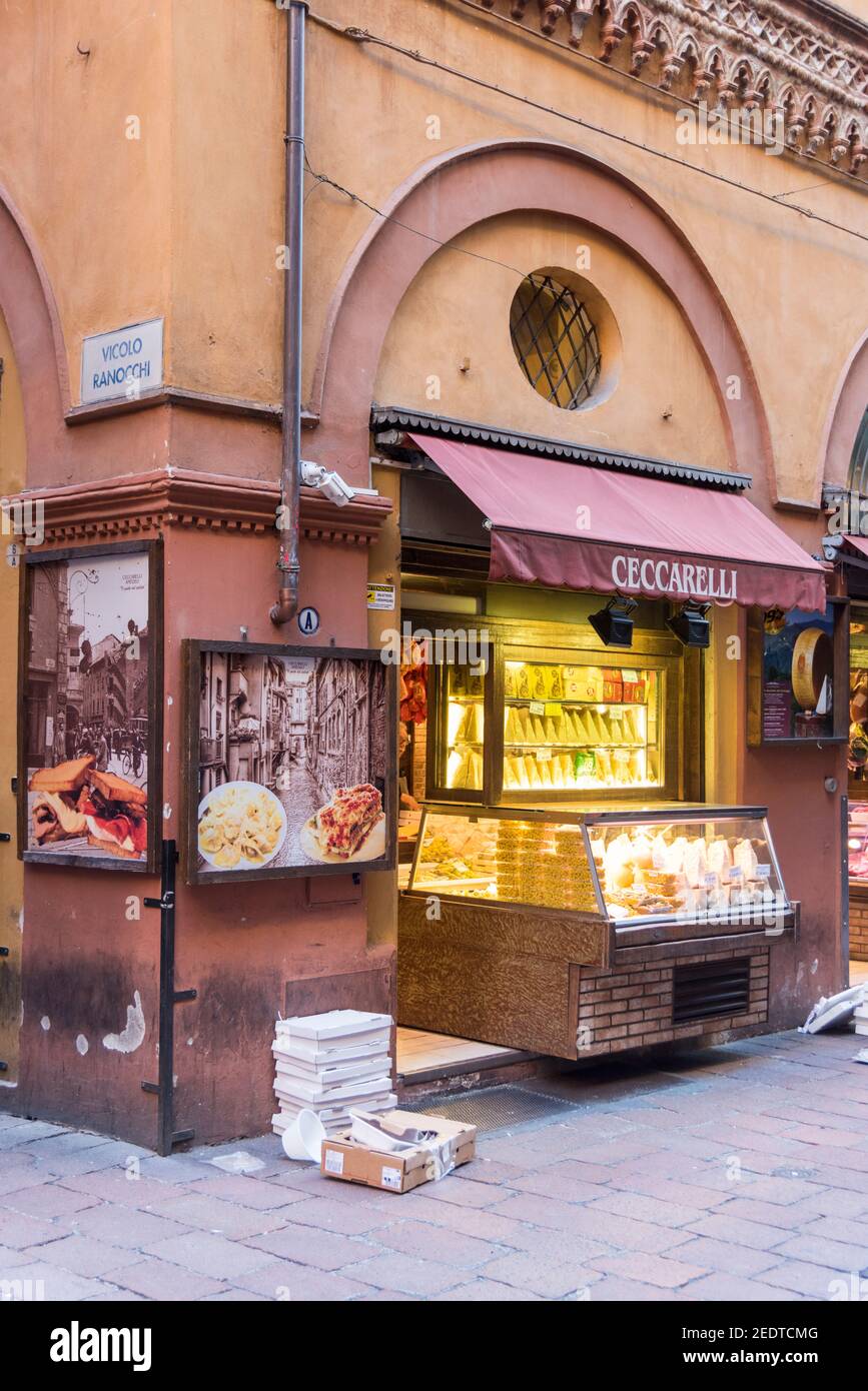 Negozio di formaggi e cibo Ceccerelli in un angolo di strada Bologna Italia Foto Stock