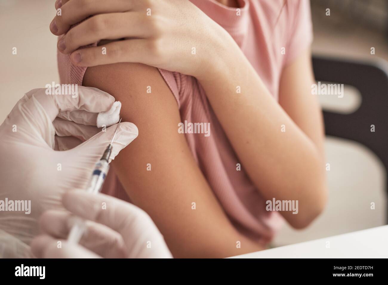 Primo piano di un bambino vaccinato medico irriconoscibile in clinica medica, copia spazio Foto Stock