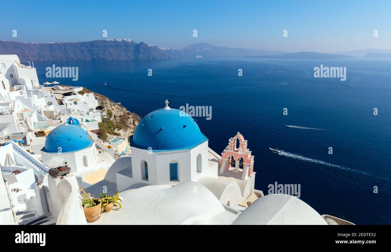 Vista panoramica della città di Oia sull'isola di Santorini in Grecia. Case bianche tradizionali. Grecia, mar Egeo. Famosa destinazione europea Foto Stock