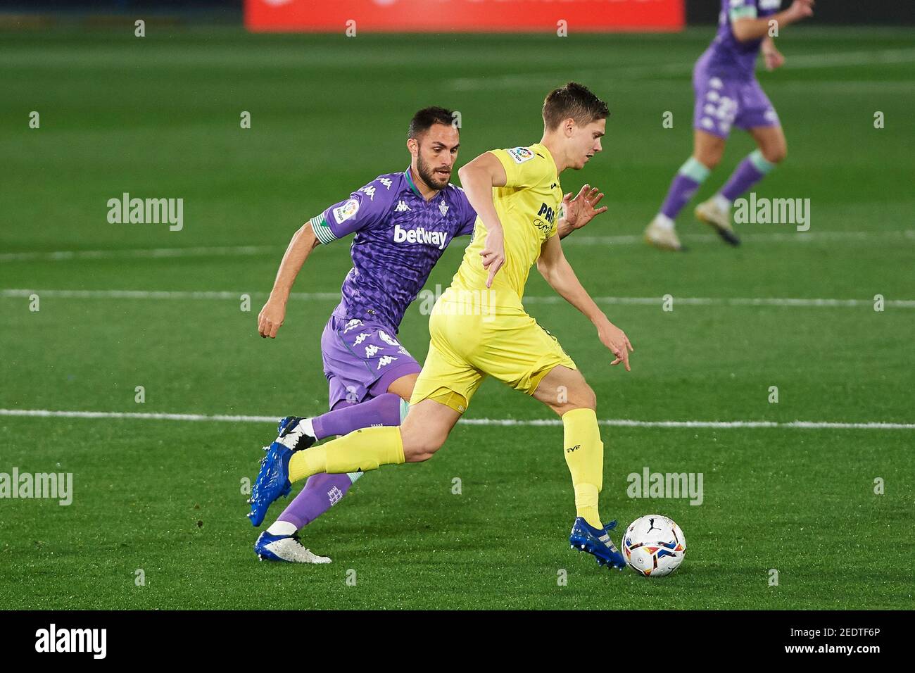 Juan Foyth di Villarreal CF e Victor Ruiz di Real Betis durante il campionato spagnolo la Liga tra Villarreal e Real Betis il 14 febbraio 2021 all'Estadio Ciutat de la Ceramica di Vila-Real, Spagna - Foto Maria Jose Segovia/Spagna DPPI/DPPI/LiveMedia/Sipa USA Credit: Sipa USA/Alamy Live News Foto Stock
