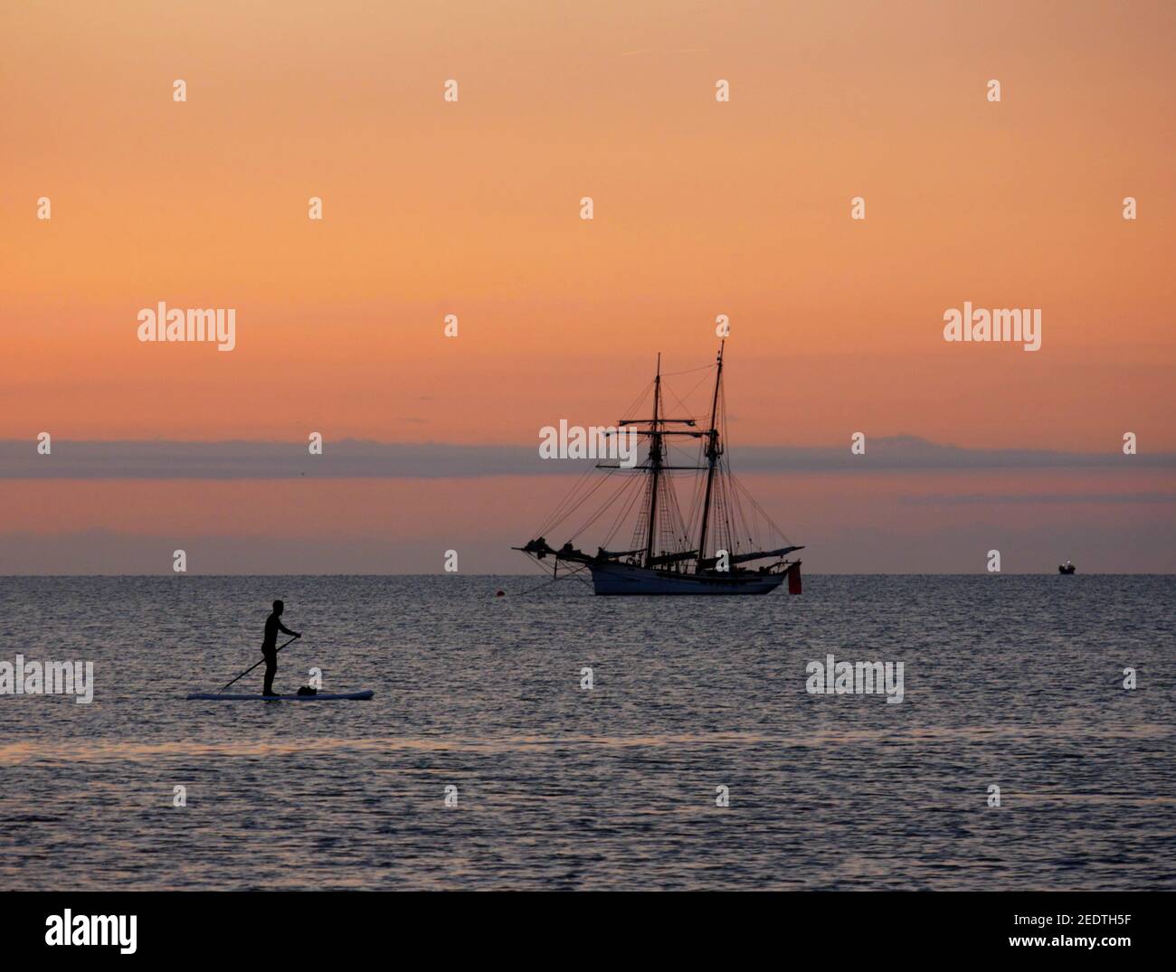 Nave a vela Anny al largo di Charlestown, Cornovaglia, mattina presto. Anny è una goletta a due alberi costruita nel 1930. Foto Stock