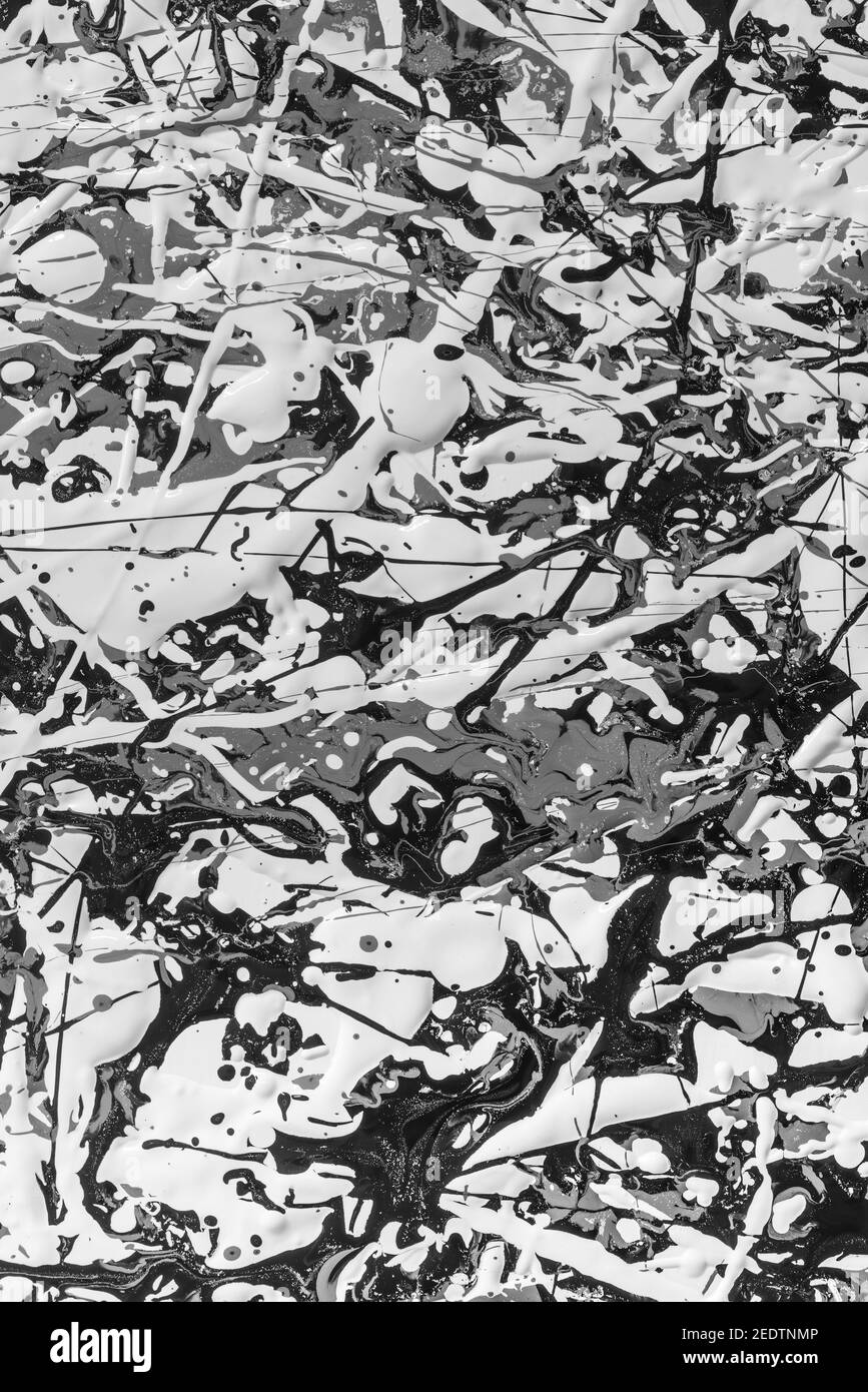 Vernici a base di olio e acqua immiscibili che non si mescolano Insieme utilizzato in un dipinto stile Jackson Pollock per presentare interazione e repulsione Foto Stock