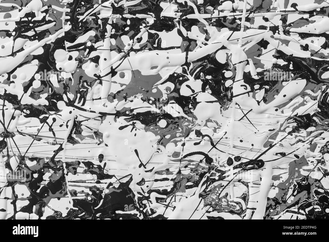Vernici a base di olio e acqua immiscibili che non si mescolano Insieme utilizzato in un dipinto stile Jackson Pollock per presentare interazione e repulsione Foto Stock