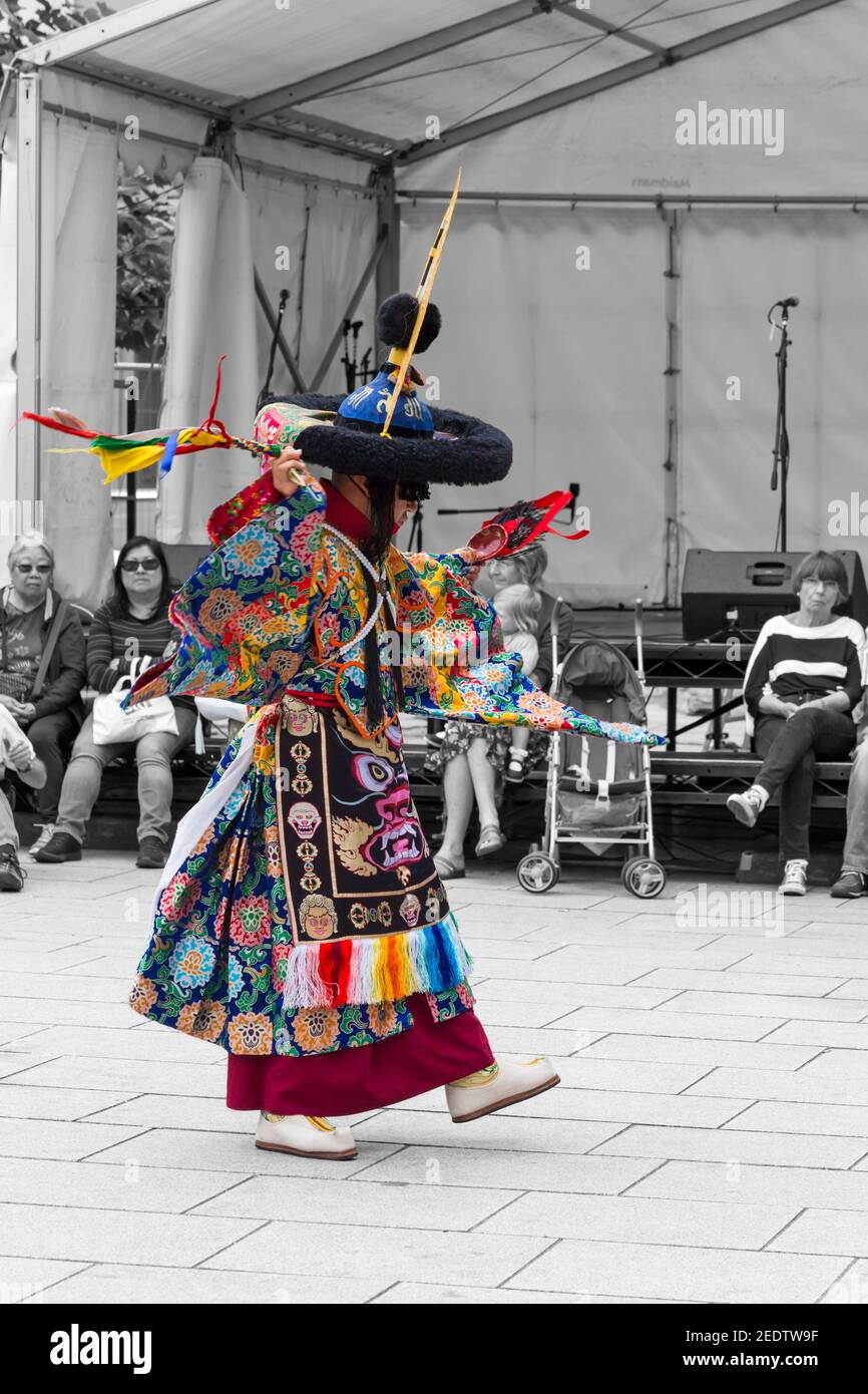 Il monaco di Tashi Lhunpo, del monastero di Tashi Lhunpo, esegue danze tradizionali del festival tibetano al Festival popolare di Wimborne a Wimborne, Dorset, Regno Unito, in giugno Foto Stock