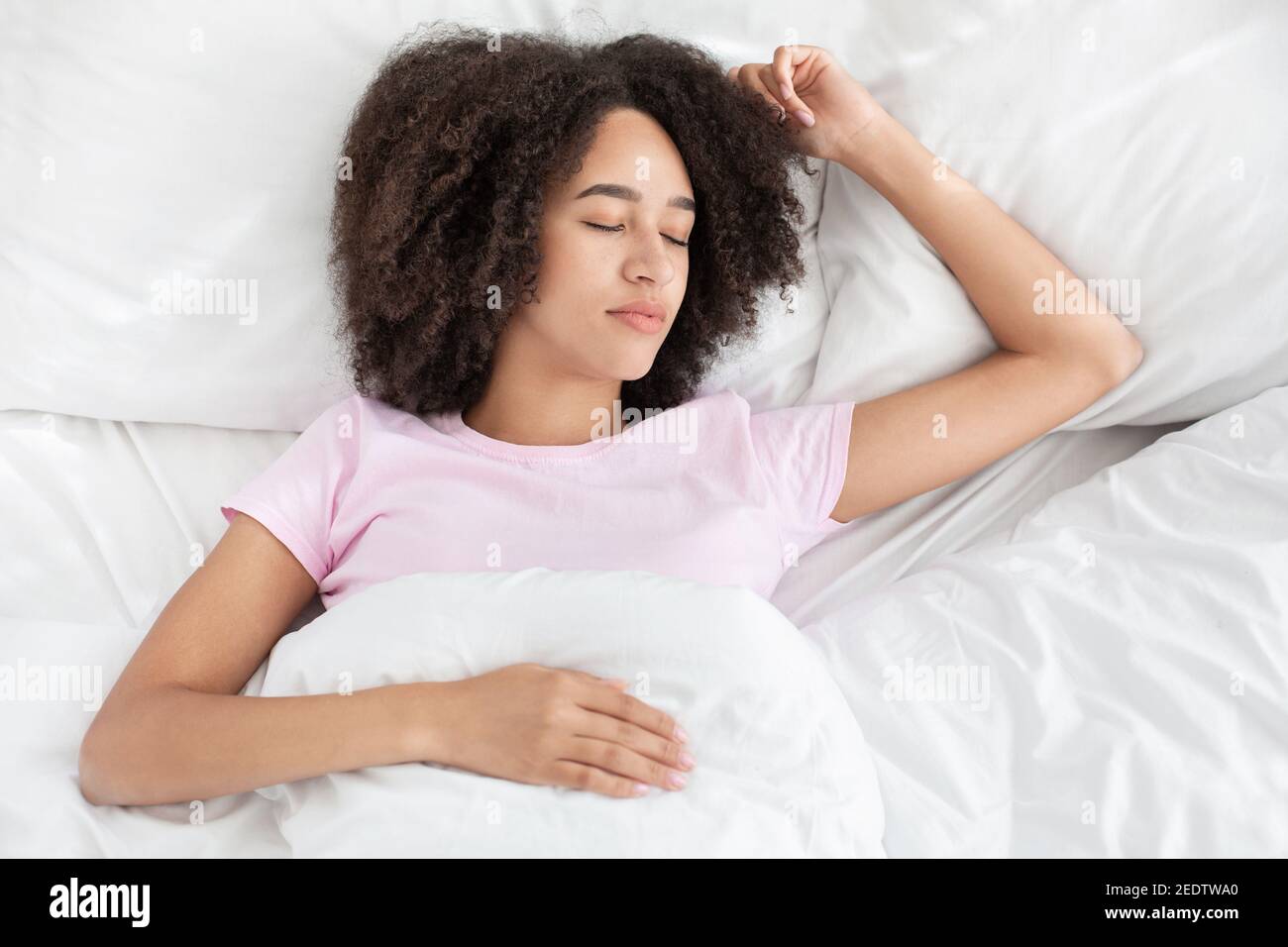 Lenzuola fresche e soffici in camera da letto, cuscini bianchi, sogni dolci e buona notte, dormire a casa durante il fine settimana Foto Stock