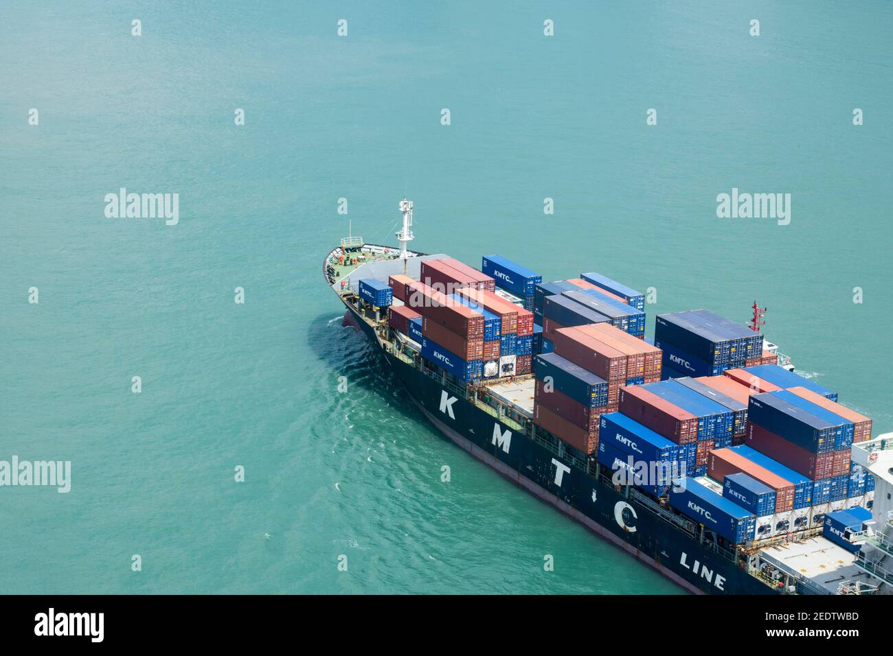 Vista aerea dei contenitori impilati presso il terminal dei container di Kwai Tsing, Kwai Chung, Lai Chi Kok immagazzinato fino al carico e trasferimento dalle navi ai camion a Hong Kong, SAR, Cina. © Time-Snap Foto Stock