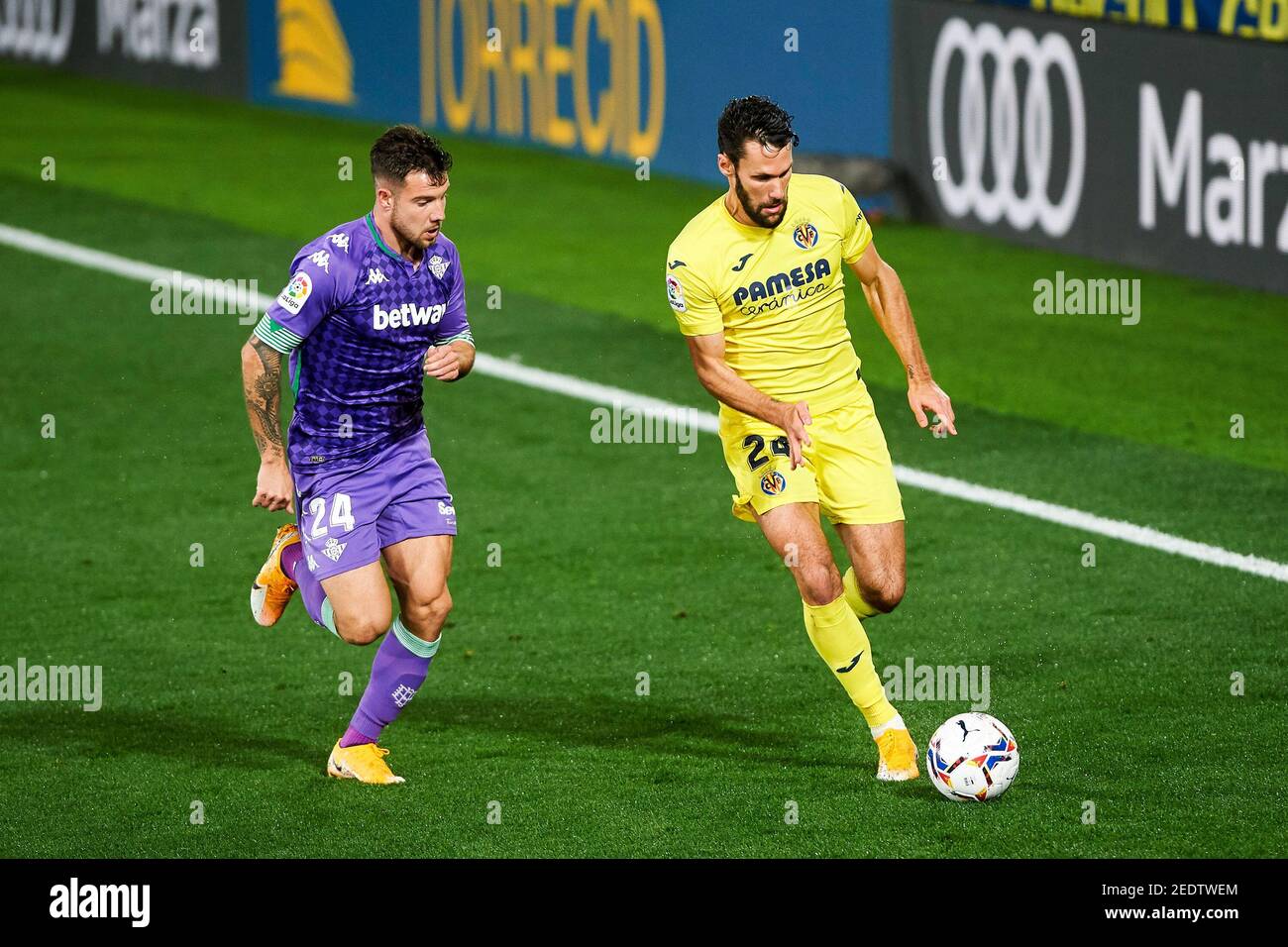 Alfonso Pedraza di Villarreal CF e Aitor Ruibal di Real Betis durante il campionato spagnolo la Liga calcio mach tra Villarreal e Real Betis il 14 febbraio 2021 a Estadio Ciutat de la Ceramica a Vila-Real, Spagna - Foto Maria Jose Segovia / Spagna DPPI / DPPI / LiveMedia/Sipa USA Foto Stock