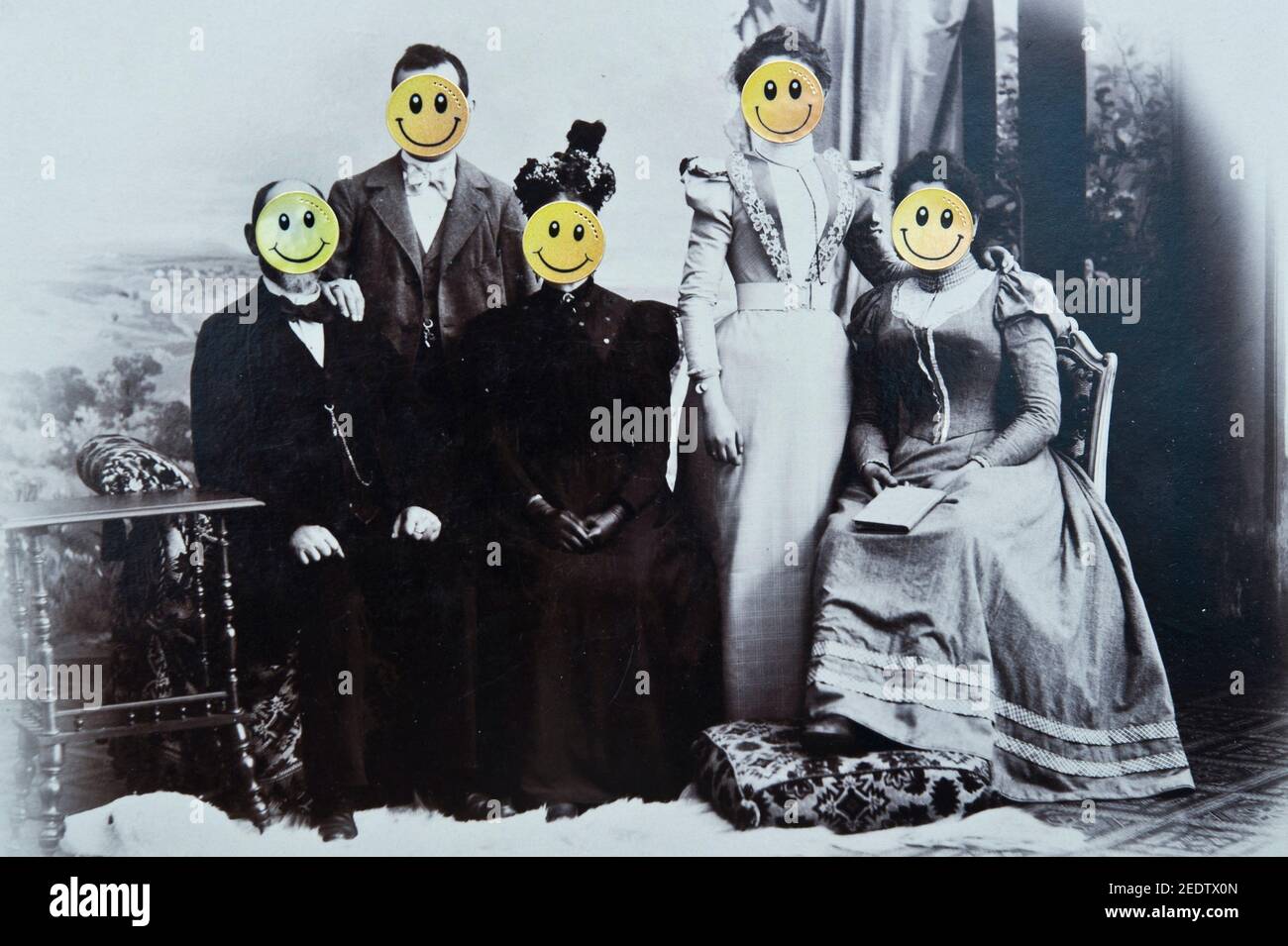 ritratto umoristico di famiglia da una foto antica Foto Stock