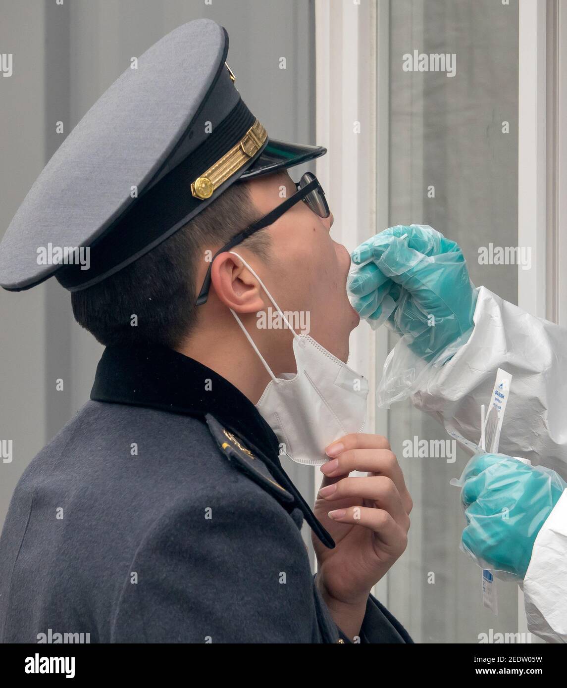 Seoul, Corea del Sud. 14 Feb 2021. Un'infermiera preleva un campione di tampone da un cadetto dell'Accademia militare di Corea durante un test freecovid-19 in una clinica di improvvisazione. Credit: SOPA Images Limited/Alamy Live News Foto Stock