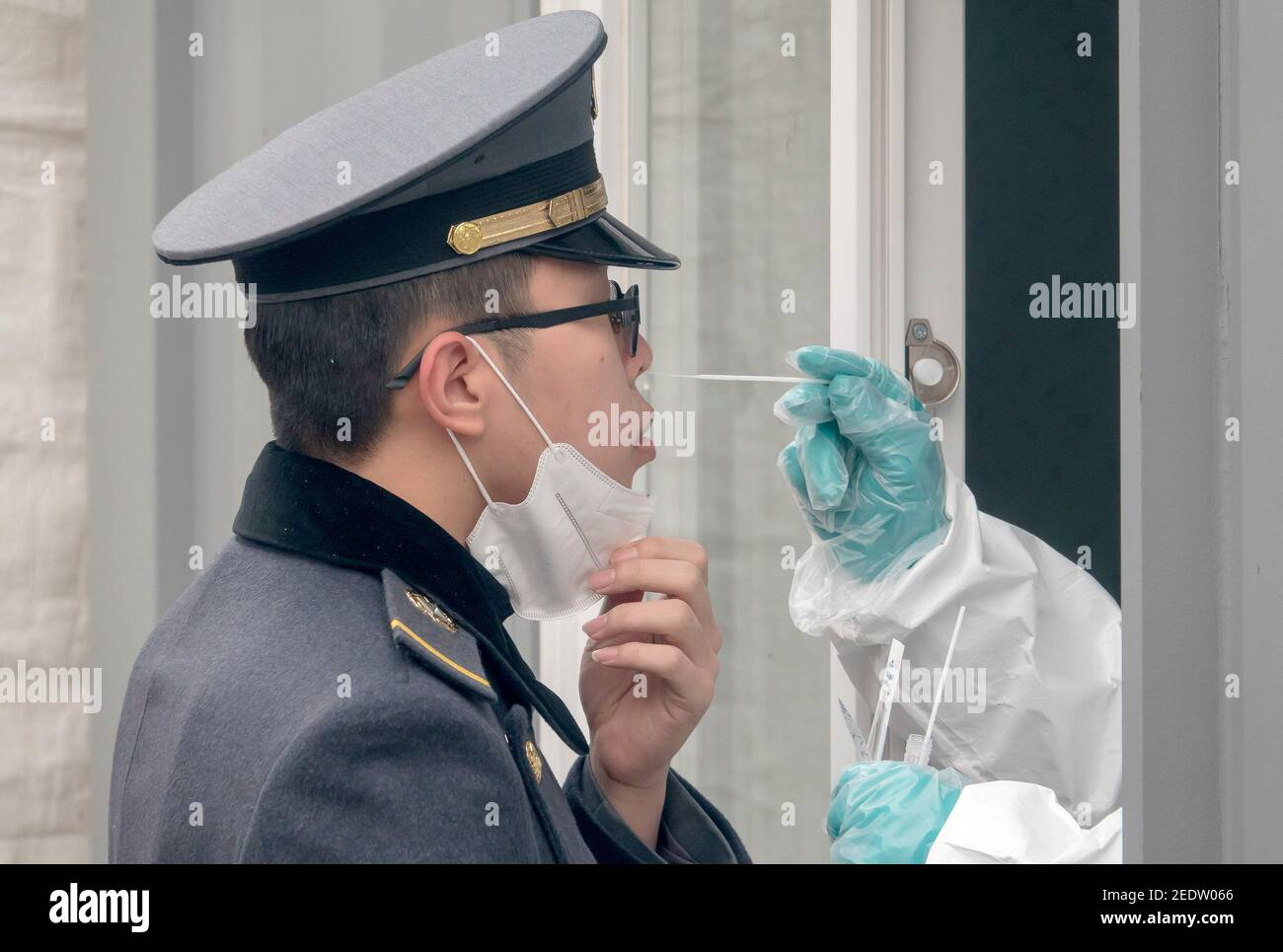 Seoul, Corea del Sud. 14 Feb 2021. Un'infermiera preleva un campione di tampone da un cadetto della Korea Military Academy durante un test COVID-19 gratuito presso una clinica di improvvisazione. Credit: SOPA Images Limited/Alamy Live News Foto Stock