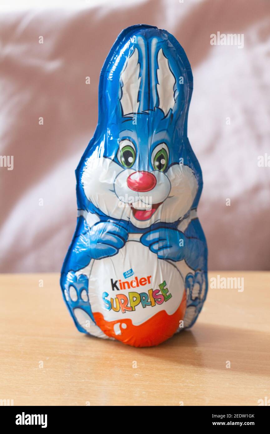 Primelin – Francia, 09 aprile 2020 : Kinder sorpresa coniglietto cioccolato per Pasqua Foto Stock