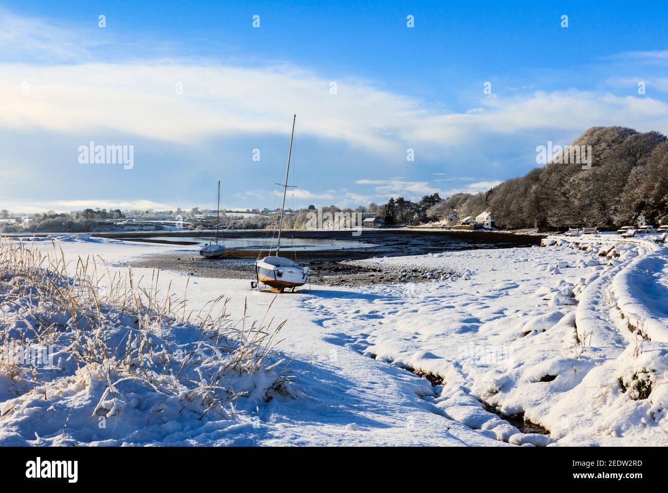 Neve scena sulla costa in inverno. Red Wharf Bay (Traeth Coch), Isola di Anglesey, Galles del Nord, Regno Unito, Gran Bretagna Foto Stock