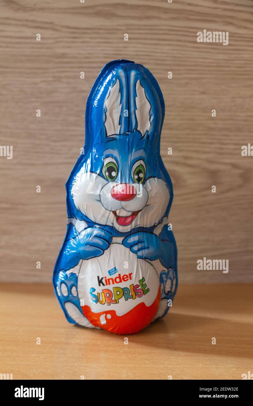 Primelin – Francia, 09 aprile 2020 : coniglietto a sorpresa Kinder per Pasqua Foto Stock