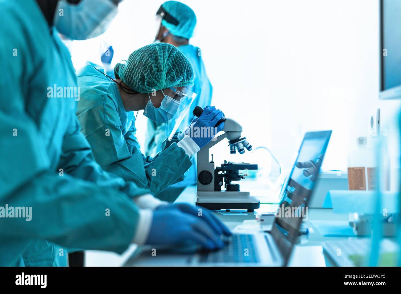 Operatori medici che fanno analisi in laboratorio durante l'epidemia di corona virus - concetto scientifico e sanitario Foto Stock