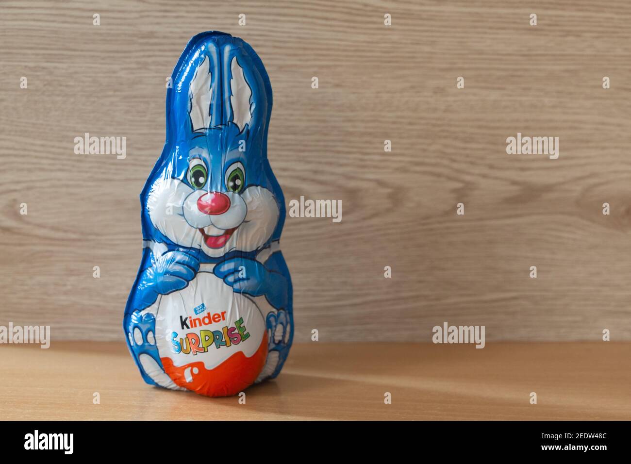 Primelin – Francia, 09 aprile 2020 : coniglietto a sorpresa Kinder per Pasqua Foto Stock