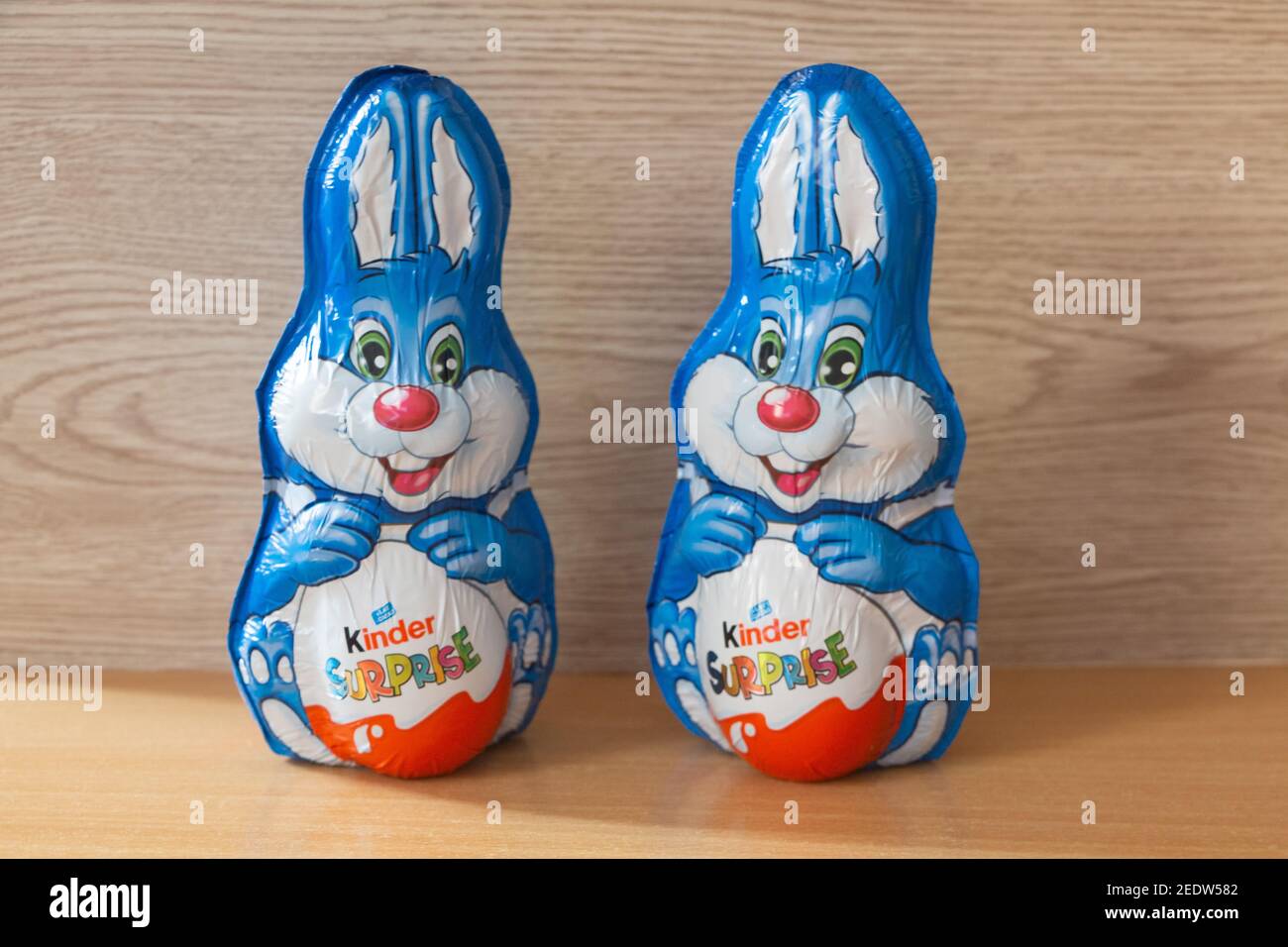 Primelin – Francia, 09 aprile 2020 : coniglietti Kinder a sorpresa per Pasqua Foto Stock