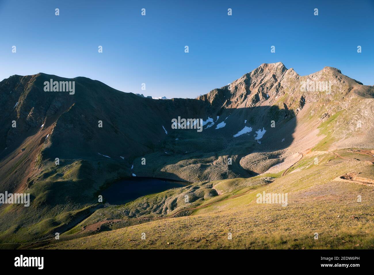 Lago alpino Shobaidak nella gola Mukhinsky del Teberdinsky prenota Foto Stock