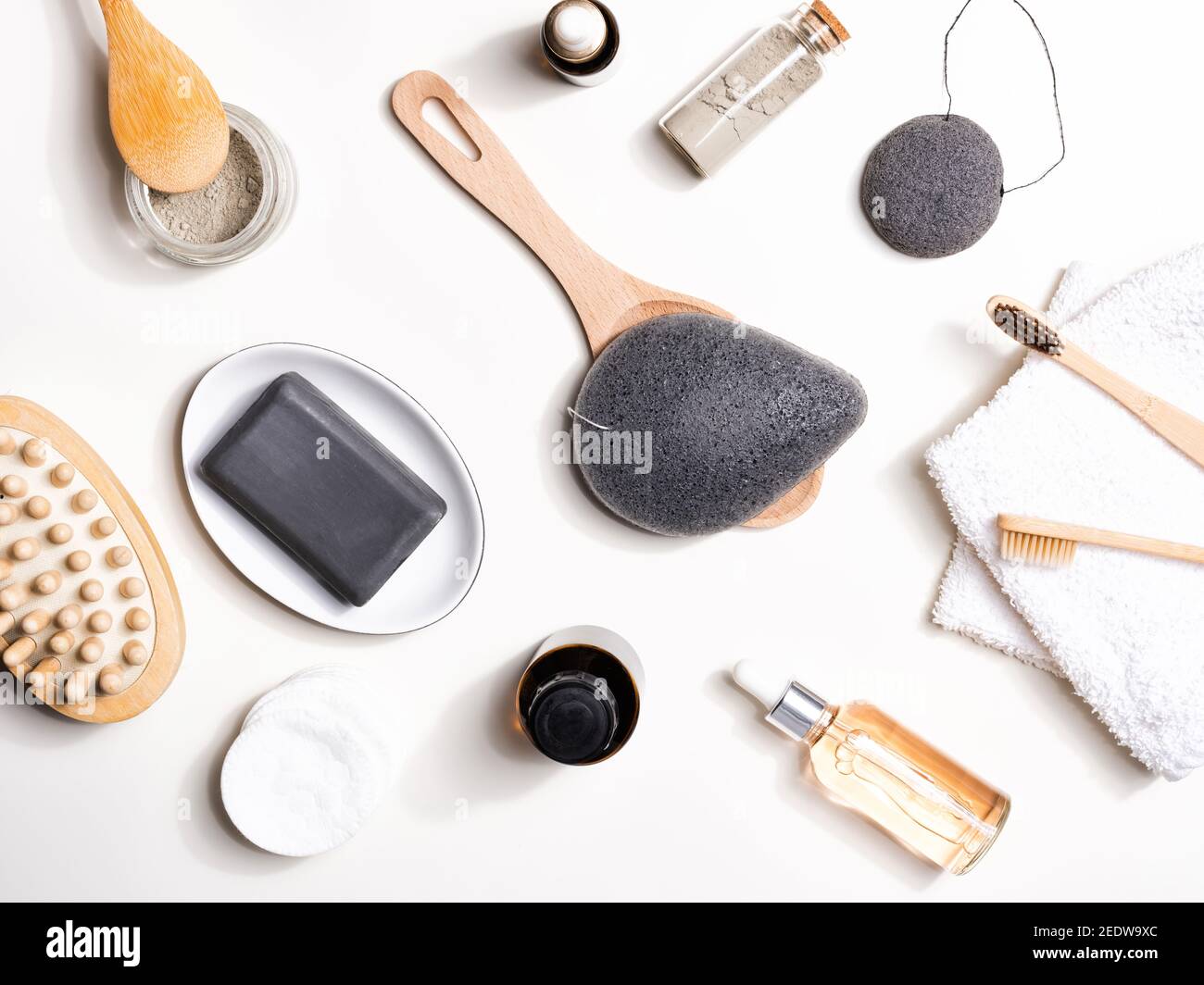 Accessori naturali per il bagno su sfondo bianco Foto Stock
