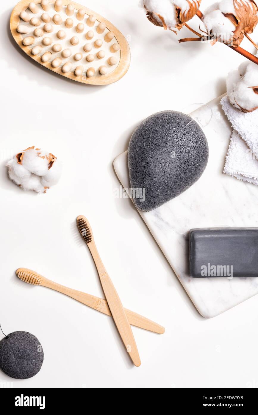 Accessori naturali per il bagno su sfondo bianco Foto Stock